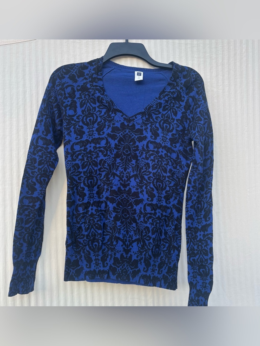 Y2K GAP Blue and Black Floral V-Neck Sweater
